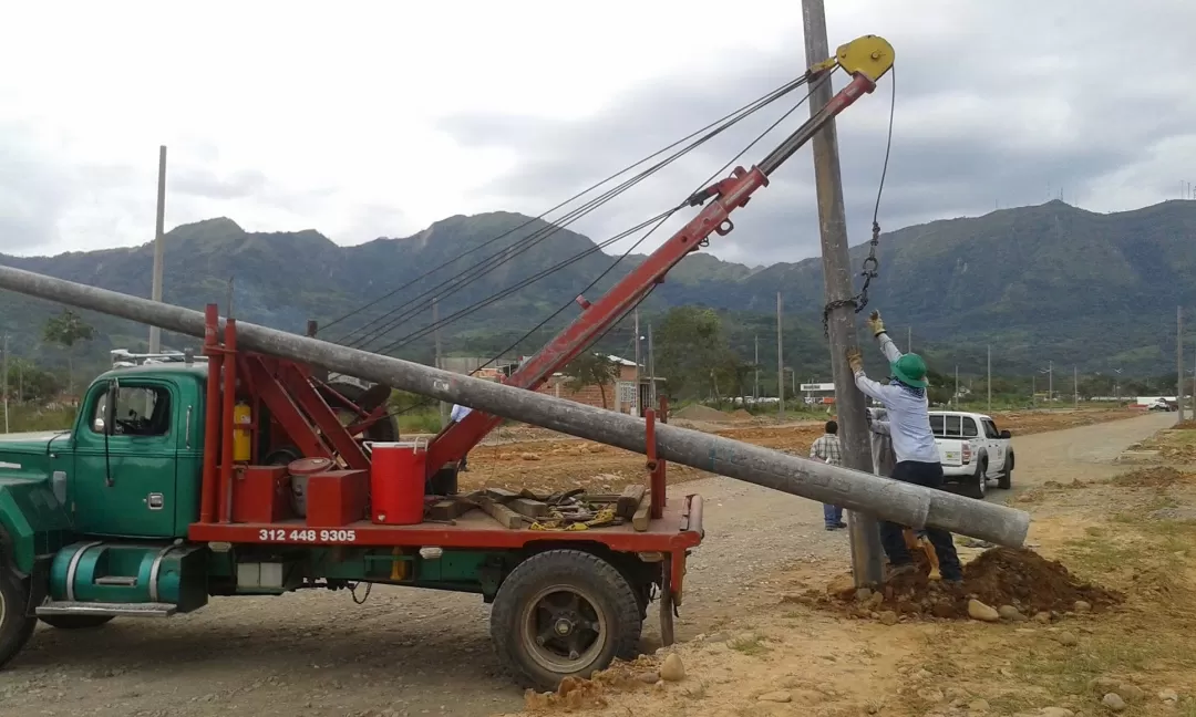 La ejecución que se encuentra en un 15 que beneficiará a 500 familias que carecen del suministro de energía.